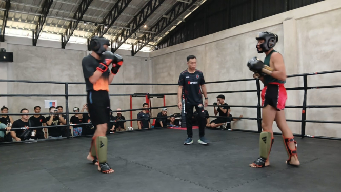 Dua fighter saat bertarung di atas ring