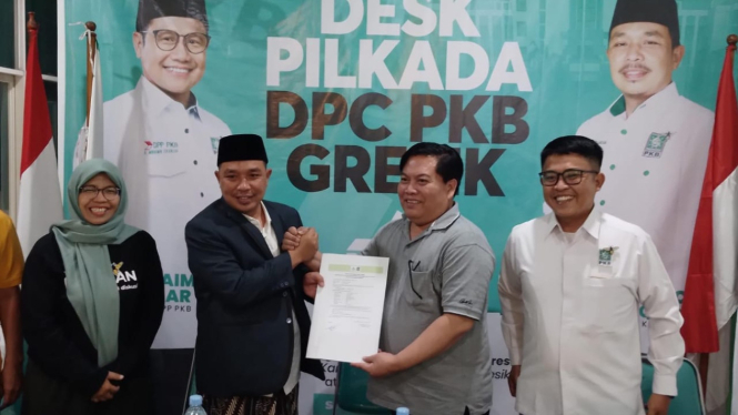 Tri Putri Utomo saat menyerahkan formulir ke Ketua PKB Gresik