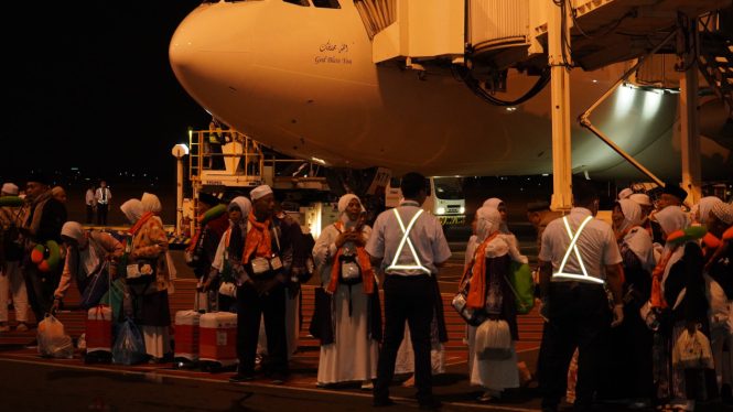 Jemaah Haji Kloter 1 tiba di Bandara Juanda Surabaya