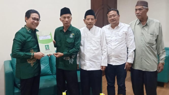 Gus Halim saat menyerahkan rekom PKB