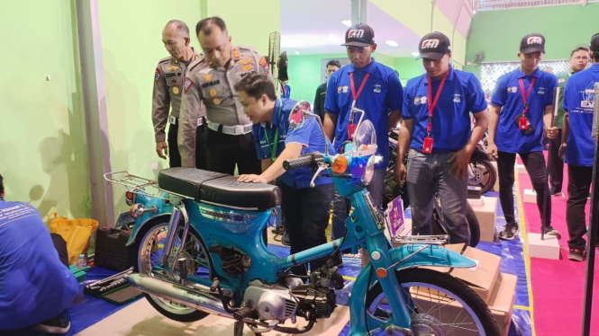 AKBP Lukman Cahyono meninjau motor bertenaga listrik hasil konversi