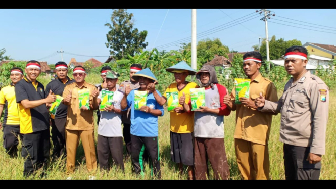 Kelompok tani dan kepala desa (Kades) Desa Karangan Kidul