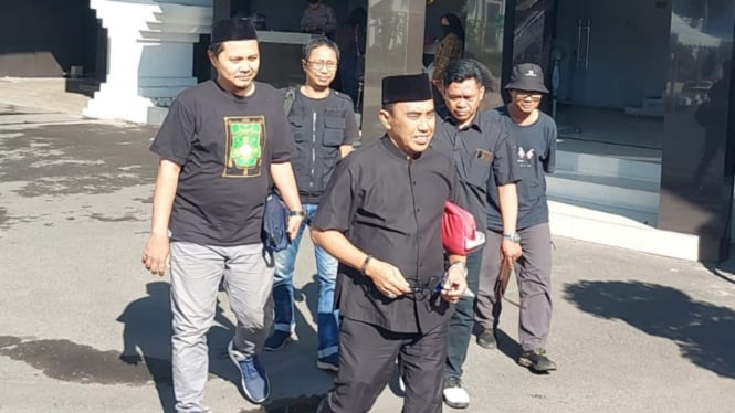 Ali Mahfud saat berada di Mapolrestabes Surabaya.