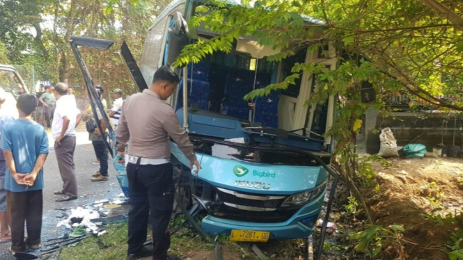 Bus rombongan pelajar tertabrak mobil Truk di Trawas Mojokerto