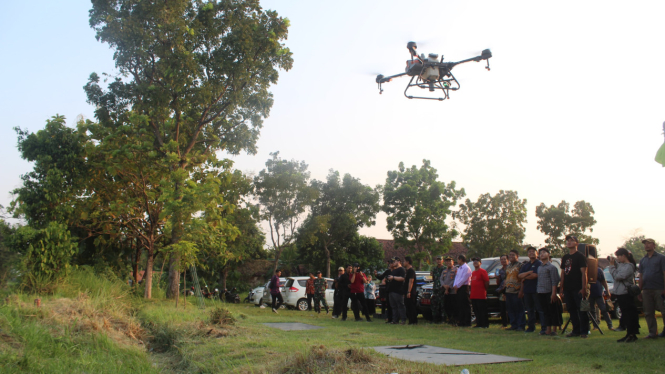 Drone untuk memupuk padi diberikan ke Petani Purwoasri.