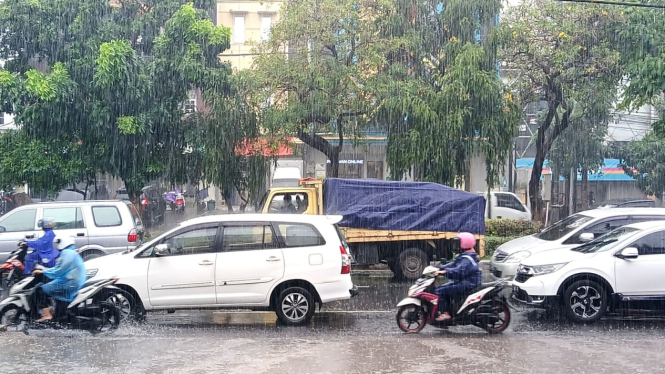 Kota Surabaya diguyur hujan deras di musim kemarau