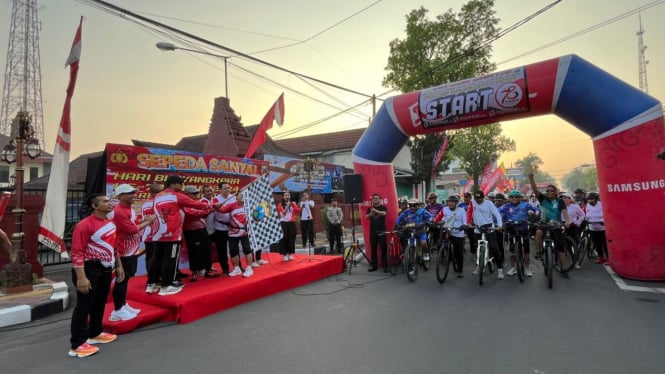 Ratusan Pesepeda Meriahkan HUT Bhayangkara di Mojokerto