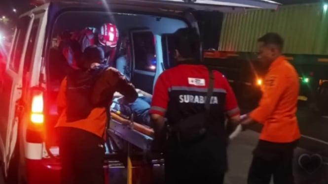 Petugas BPBD Kota Surabaya mengevakuasi korban kecelakaan.