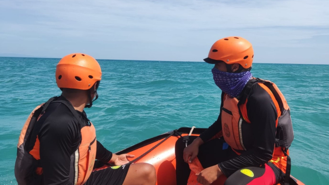 Tim SAR mencari 3 nelayan yang hilang di Perairan Sumenep.
