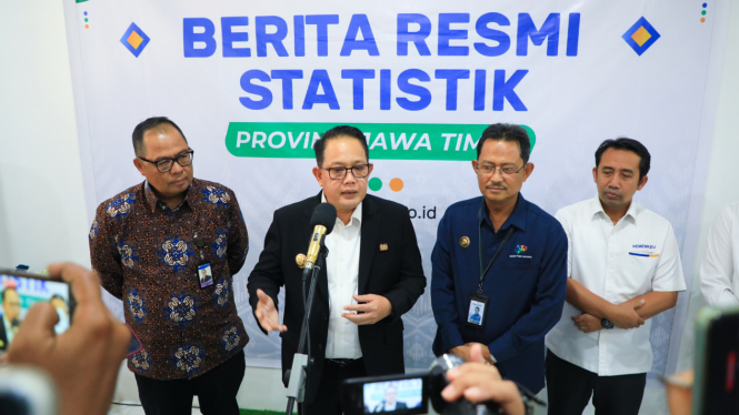 Pj. Gubernur Jawa Timur Adhy Karyono di Kantor BPS Jatim