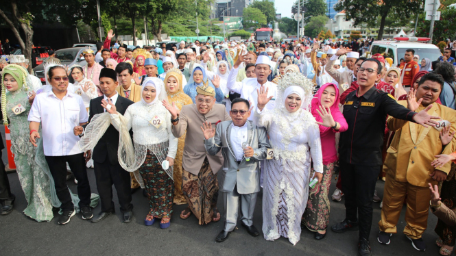 Suasana nikah massal di Balai Kota Surabaya