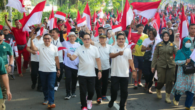 Pj Gubernur Jawa Timur Adhy Karyono jalan sehat bersama warga dalam rangka menyambut Tahun Baru Islam 1 Muharram 1446 H/2024 M