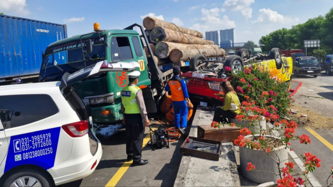 Elf dan truk trailer kecelakaan di Tolong Kebomas Gresik.