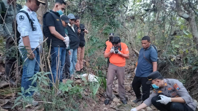 Pencari biawak saat menemukan kerangka manusia di tengah hutan di Tuban