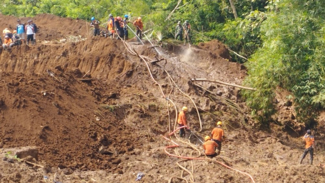 Tim SAR mencari korban tertimbun longsor di Blitar.