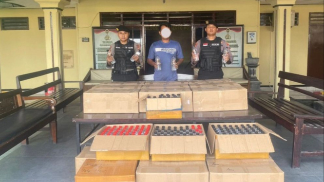 Polisi mengagalkan pengiriman 925 botol miras ilegal dari Bali