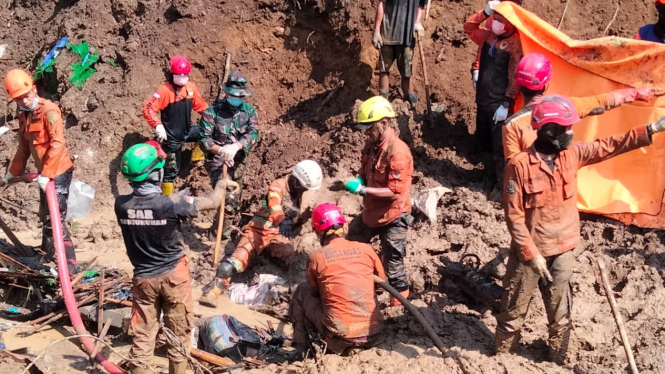 Tim SAR evakuasi korban longsor di Kesamben Blitar