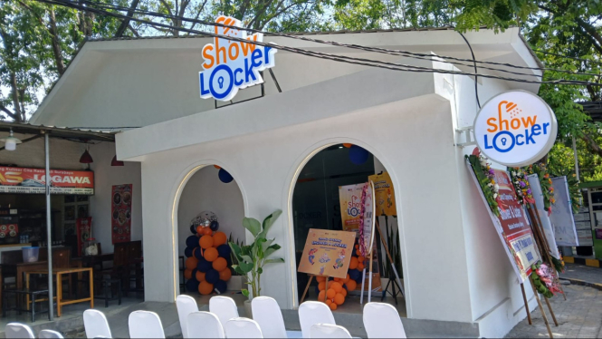 Shower and Locker Room di Stasiun Gubeng Surabaya.