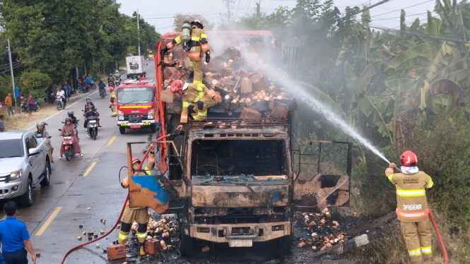 Truk pengangkut mie instan terbakar di Bojonegoro.