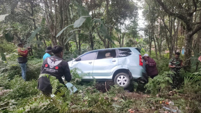 Satu unit mobil Avanza terjun ke jurang