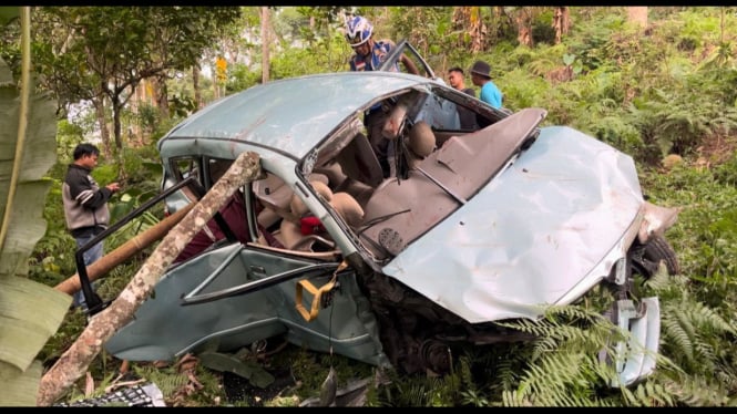 Mobil Avanza ringsek akibat terjun ke jurang Pacet, Mojokerto.