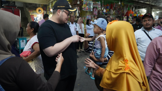 Bupati Kediri Hanindhito Pramana atau Mas Dhito di Pasar Kundangan.