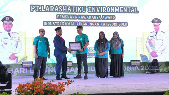 Bupati Gresik Fandi Akhmad Yani serahkan Nawakarsa Award.