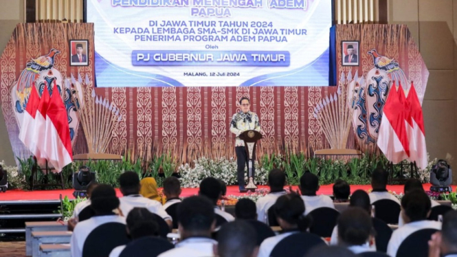 Pj Gubernur Jawa Timur Adhy Karyono menyambut 145 siswa terbaik asal Papua