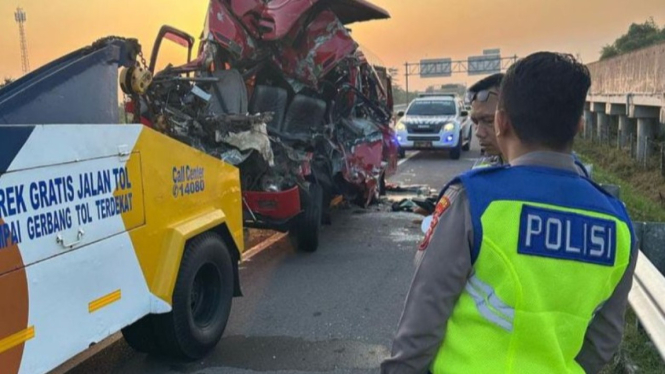 Mobil dievakuasi usai mengalami kecelakaan di Tol Solo-Ngawi