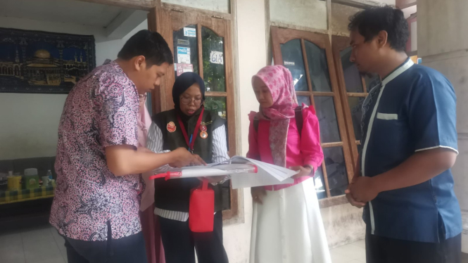 Petugas Bawaslu Tuban saat mengecek data pemilih