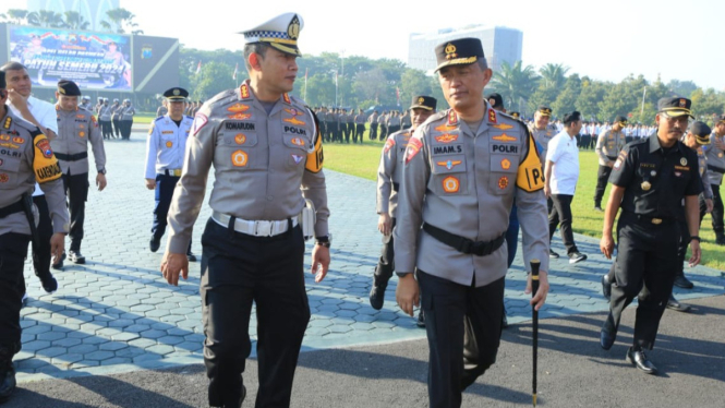 Kapolda Jatim Irjen Pol Imam Sugianto (kanan).