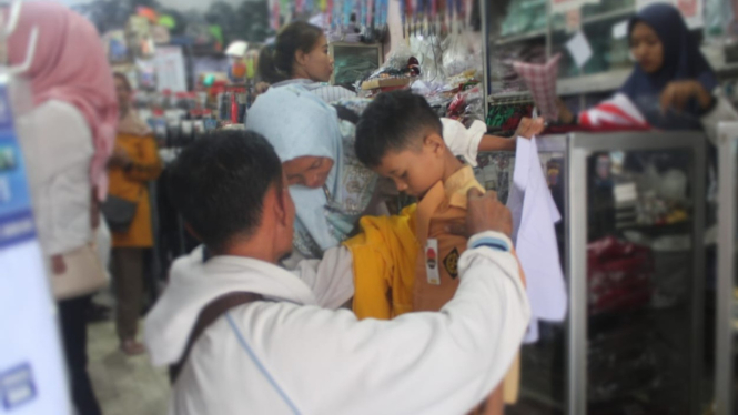 Suasana toko seragam di Kabupaten Tulungagung.