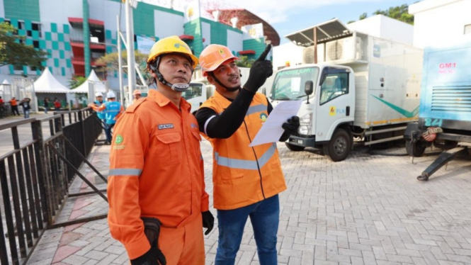 Petugas PLN tengah memeriksa instalasi listrik di Stadion Bung Tomo Surabaya