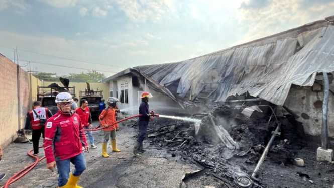 Pabrik pengering plastik di Mojokerto terbakar