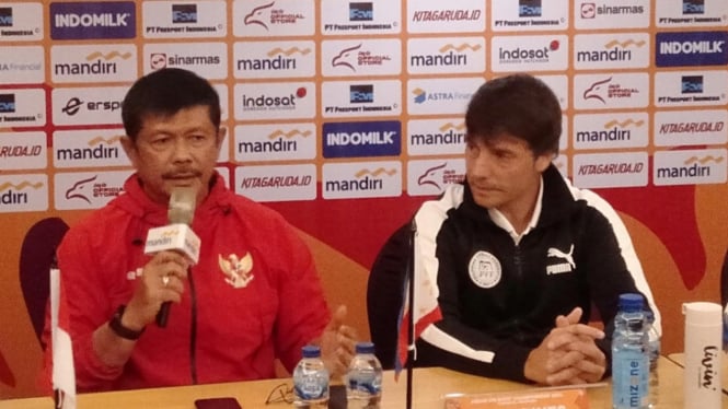 Pelatih Indonesia Indra Sjafri dan pelatih Philipina Michael Weiss