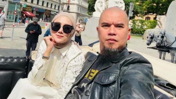 Ahmad Dhani bersama istrinya Mulan Jameela.