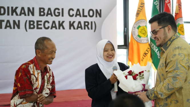 Beasiswa 'Becak Kari' dari Pemkab Kediri.