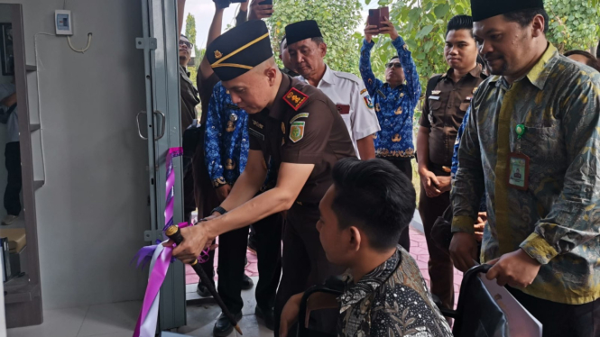 Sholikin seniman difabel dapat bantuan galeri lukis