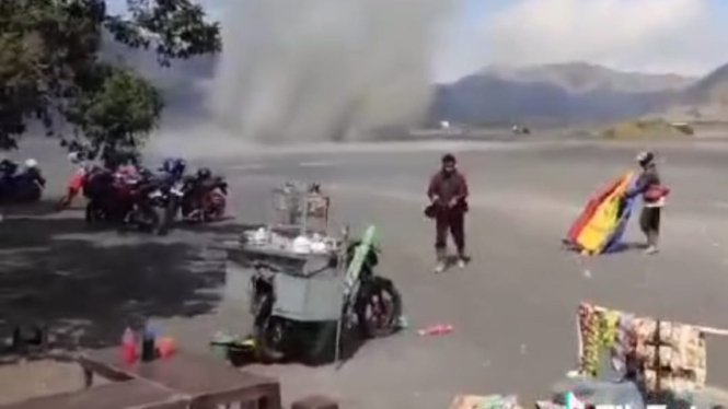 Penampakan angin puting beliung di lautan pasir Bromo.