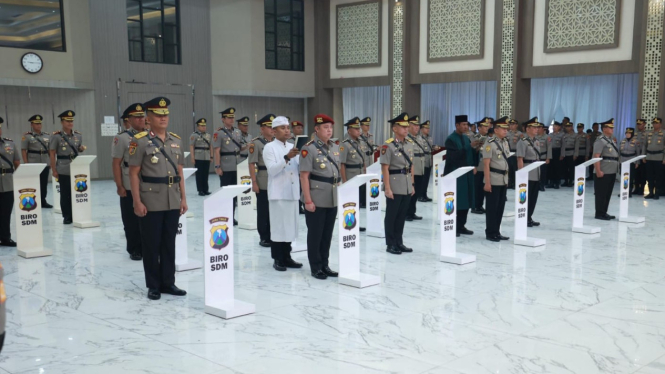 Sertijab PJU dan Kapolres di Markas Polda Jatim di Surabaya.