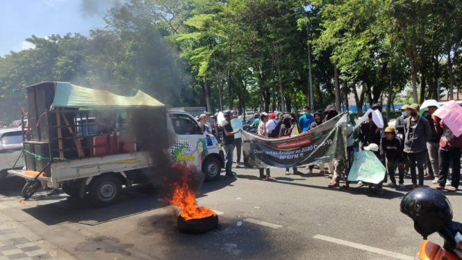 Massa Amak berdemo di depan Polda Jatim di Surabaya.