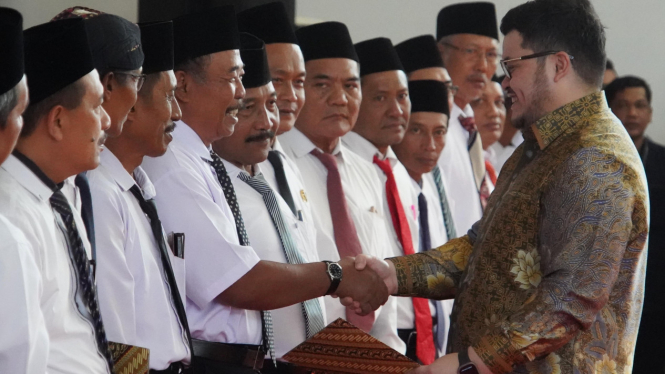 Mas Dhito menyalami BPD se-Kabupaten Kediri usai perpanjangan masa jabatan