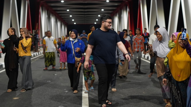 Mas Dhito saat meninjau Jembatan Jongbiru Kediri