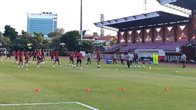 Suasana latihan Timnas U-19 di Lapangan Thor Surabaya