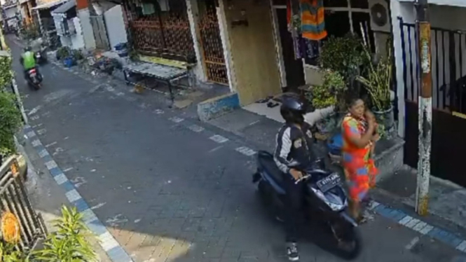 Aksi penjambretan di Surabaya terekam CCTV