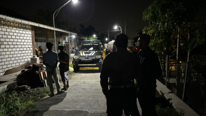 Petugas kepolisian di lokasi pencurian di Gresik.