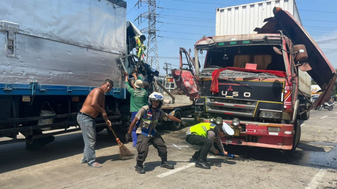 Dua mobil truk usai tabrakan di Mojokerto