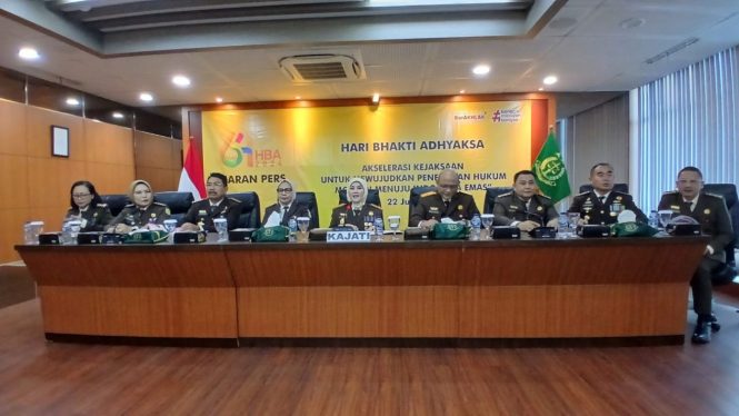 Kejati Jatim konferensi pers dalam rangka HBA di Surabaya.