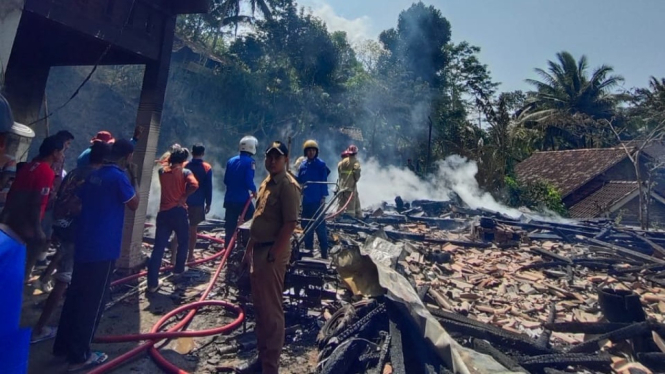 Rumah warga Trenggalek hangus terbakar.