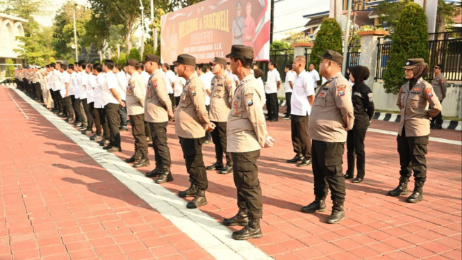 Anggota Polres Gresik saat apel di halaman Mapolres